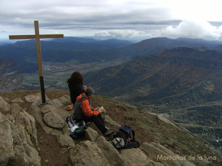 Xavi y Teresa en la cima del Puigsacalm (1.514 mts.)
